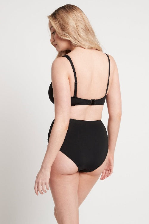 Make any beach look unforgettable with our Essentials Ruched Side High Waist Bottom. This high rise style offers a no top seam for an ultra-soft fit, and delicately ruched sides to flatter your hips and tummy. Enjoy a medium leg line and full bum coverage for a sophisticated and tasteful look with a touch of luxury.    SL4140ECO