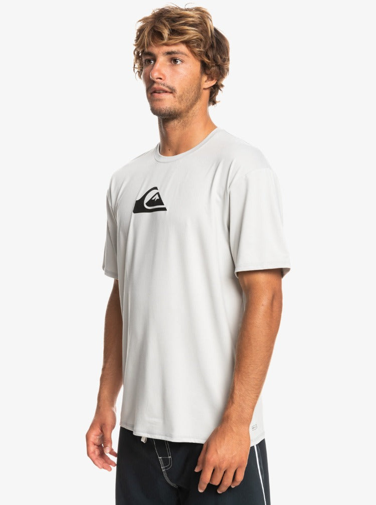 Mens Quiksilver, light Grey T-shirt with logo on top center chest in  navy with a Light Orange for the snow on the mountain.