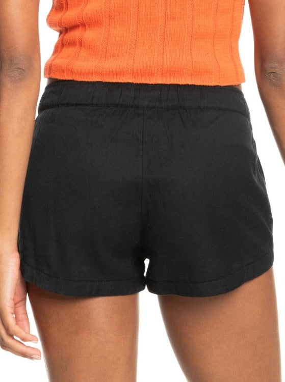 The Roxy Impossible Shorts have it all: all the reliable basics you need when life throws you a curveball, plus a healthy dosage of funkiness so you look good even during the inevitable hard times. With a mid rise, elastic waistband, and drawcord, these mid-weight twill cotton viscose blend shorts pull on like a dream, and feature side pockets and a scalloped hem for a retro volley-style feel. Get ready to take on the impossible in style!     ERJNS03266
