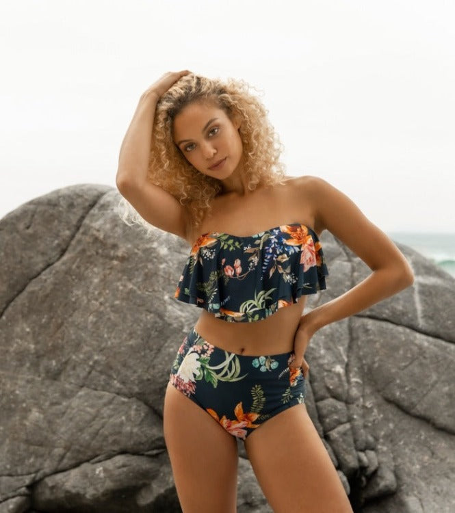 The Jantzen Women's Floral Enchantment Paloma Bikini Top is a playful and flirty piece that'll have you lookin' and feelin' your absolute best. It comes with a sassy flounce ruffle along the front, adjustable over-the-shoulder straps, and - bonus! - they can be removed.