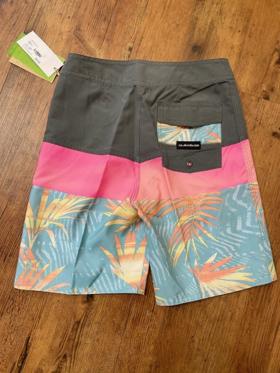 Our Everyday Panel Boardshort is packed with everything a grom needs to get their surf on! Crafted with recycled SuperSuede fabric and 4-way stretch, it offers a signature comfortable and classic fit, with 17" outseam and an elasticized drawcord waistband, plus a single back pocket with a pocket flap for an old-school look. What's more, with all-over print or colorblock and Quiksilver branding, plus our signature key-loop, you get maximum style points with no maxing out the budget!     EQBBS03667